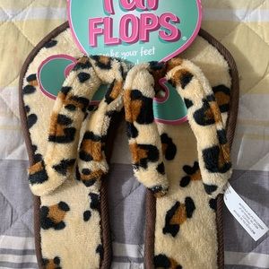 NEW Woman’s Leopard Fuzzy Slippers  Size 5/6